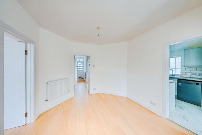 4 bed property, in Hamilton Avenue, £600,000