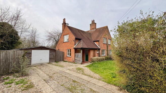 3 bed property, in Woolton Hill, £595,000