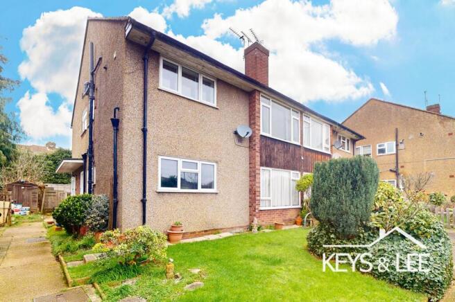 2 bed property, in Eastern Avenue East RM1, £270,000