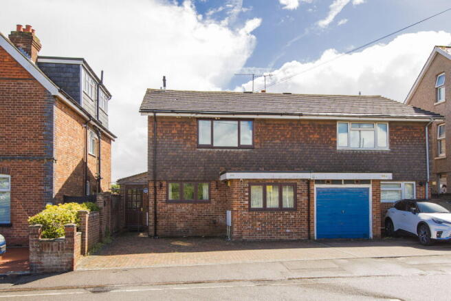 2 bed property, in Powdermill Lane, £210,000