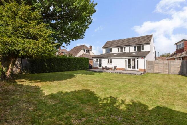 4 bed property, in Oakhurst Drive, £680,000