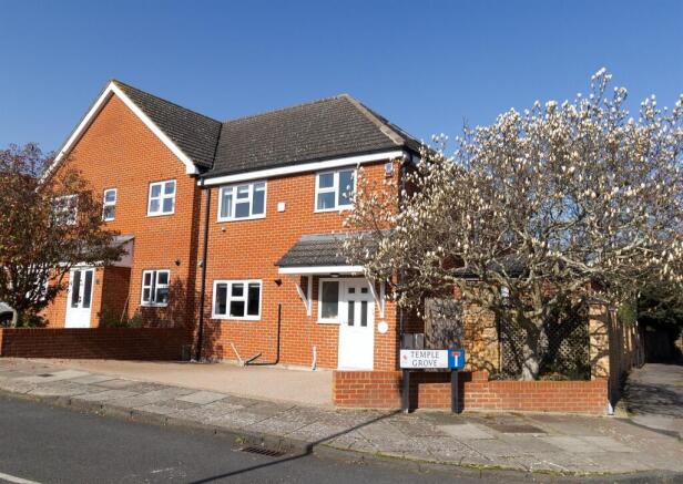 4 bed property, in Temple Grove, £800,000