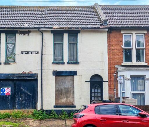 2 bed property, in 33 Tipner Road, £40,000