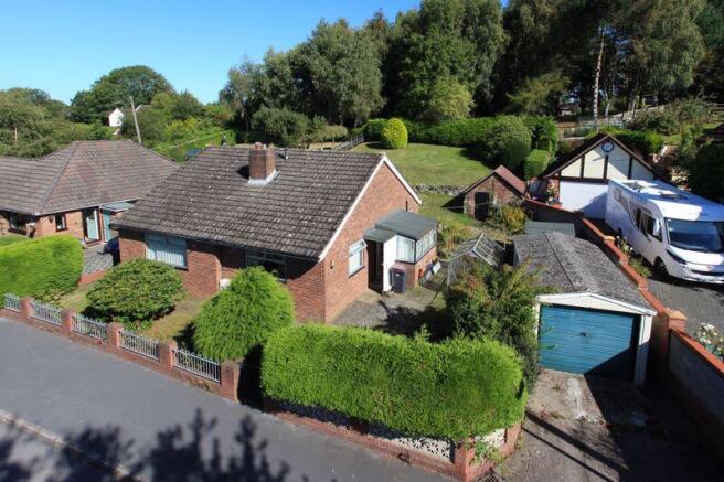 2 bed property, in Princes End, £220,000
