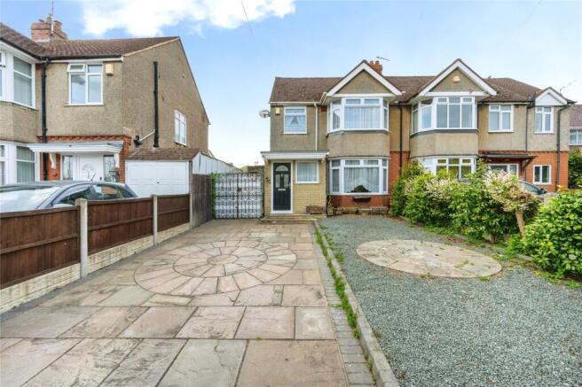 3 bed property, in Ashcroft Road, £400,000