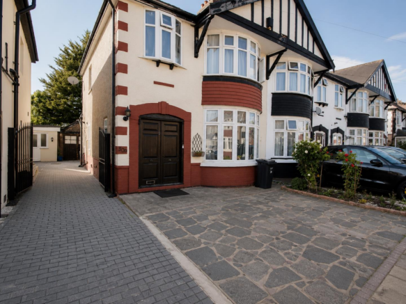 3 bed property, in Stradbroke Grove, £550,000
