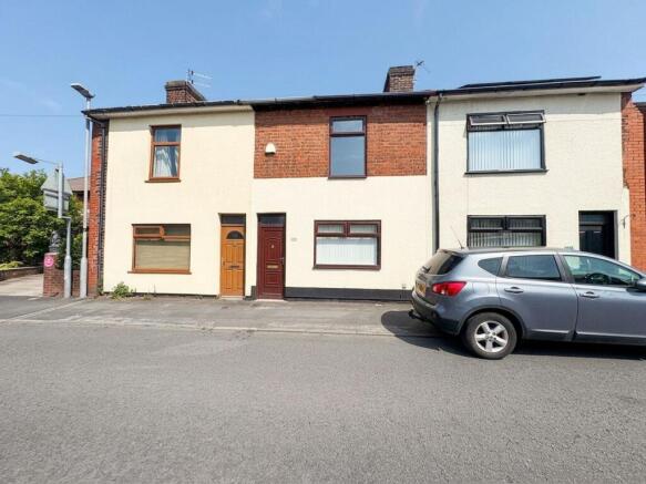 2 bed property, in Bradlegh Road, £160,000