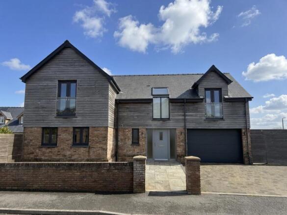 4 bed property, in Little Cedar Drive, £400,000
