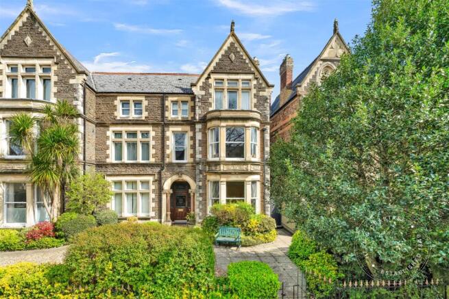 1 bed property, in Cathedral Road, £255,000