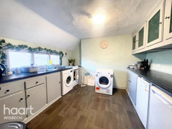 2 bed property, in Market Street, £165,000
