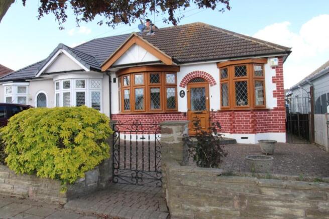2 bed property, in Newbury Gardens, £450,000