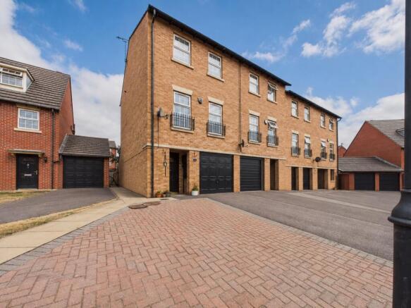 3 bed property, in Crofters Court, £230,000