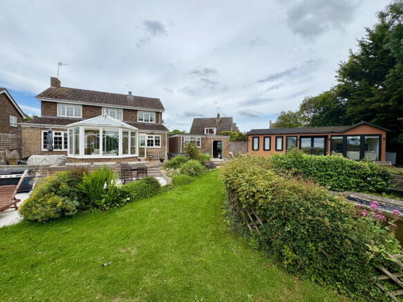4 bed property, in Yeomans Close, £600,000