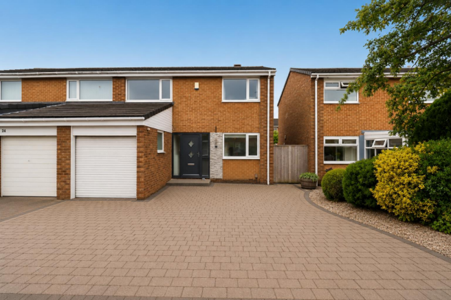 3 bed property, in Deighton Grove, £195,000