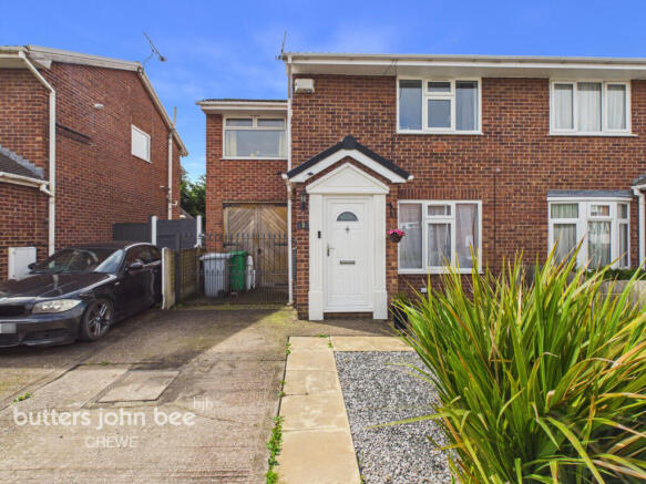3 bed property, in Canford Close, £190,000