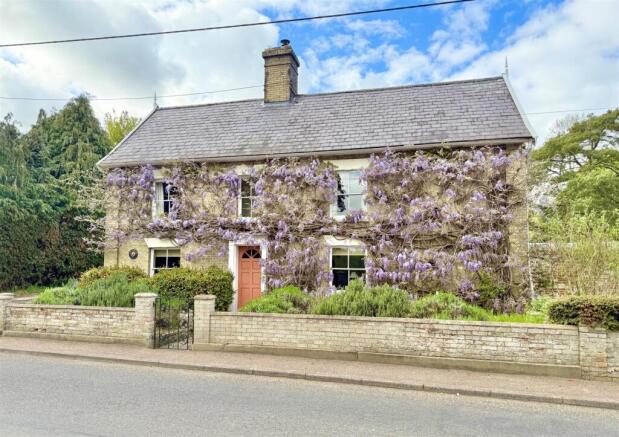 4 bed property, in Brockdish, £699,995