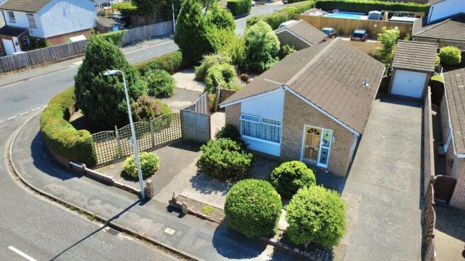 2 bed property, in Abbots Close, £275,000