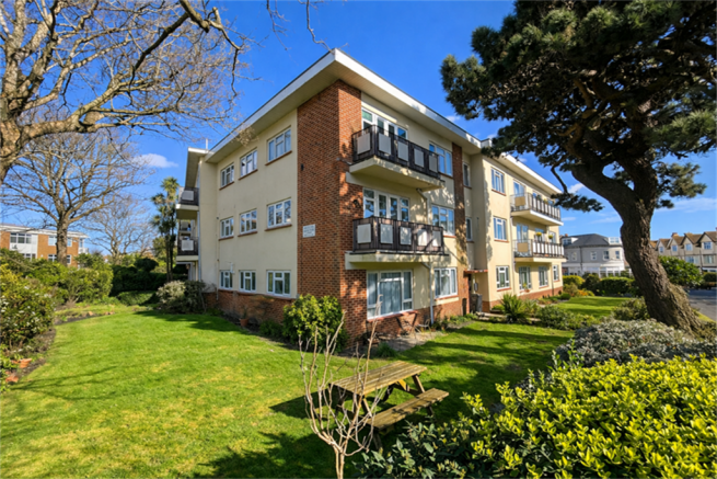 2 bed property, in Southbourne, £200,000