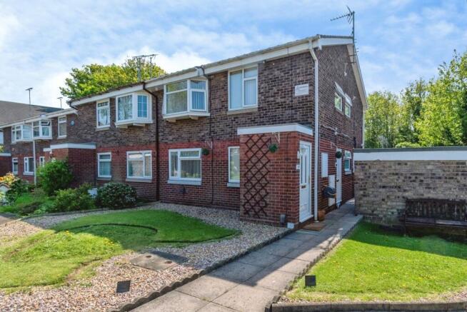 2 bed property, in Newlands Close, £80,000
