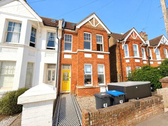 2 bed property, in Victoria Road, £325,000