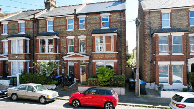 5 bed property, in Grove Road, £600,000