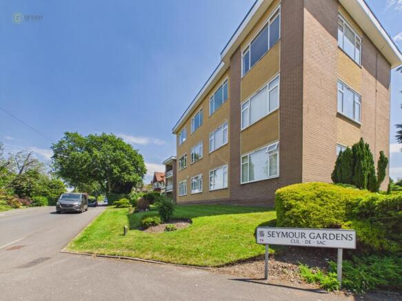 2 bed property, in Seymour Gardens, £200,000