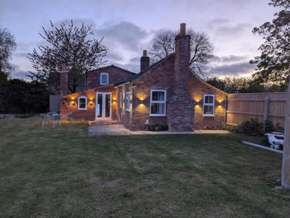 2 bed property, in Priory Lane, £560,000