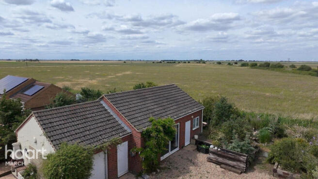 4 bed property, in Charlemont Drive, £240,000