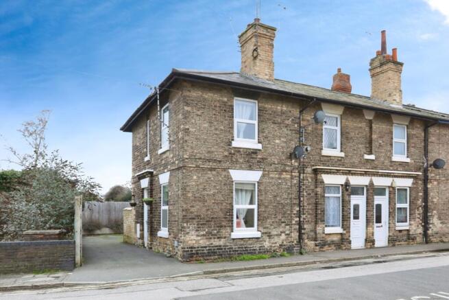 2 bed property, in Station Road, £150,000