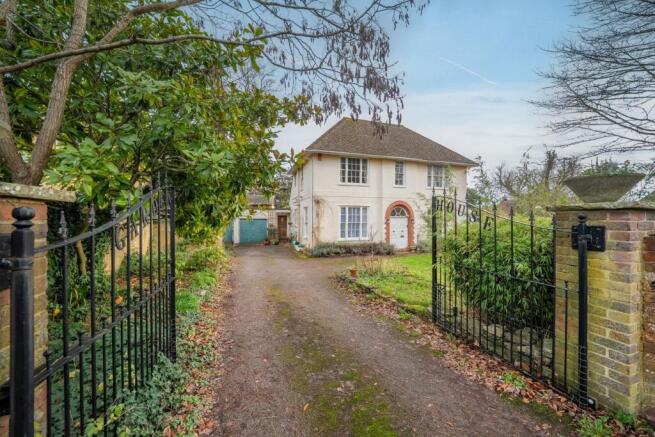 5 bed property, in 2 Croye Close, £850,000