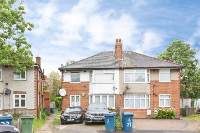 3 bed property, in Methuen Close, £325,000