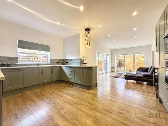 5 bed property, in Wear Bay Crescent, £749,500