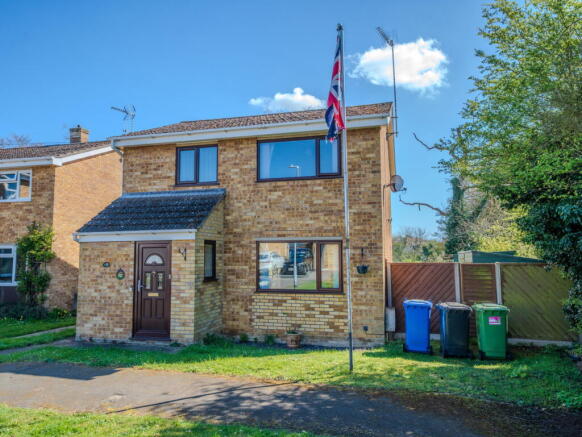 3 bed property, in Pinewood Gardens, £280,000