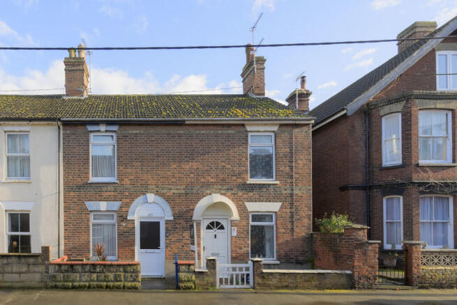 2 bed property, in Denmark Road, £150,000