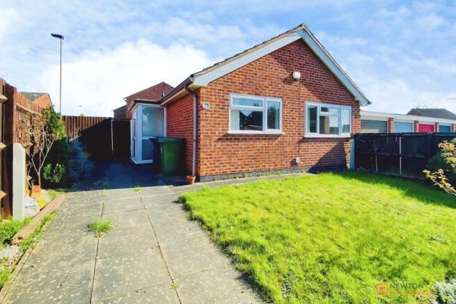 2 bed property, in Gardenfield Road, £310,000
