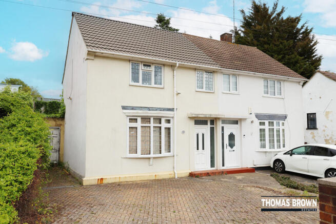 2 bed property, in Broomwood Road, £325,000