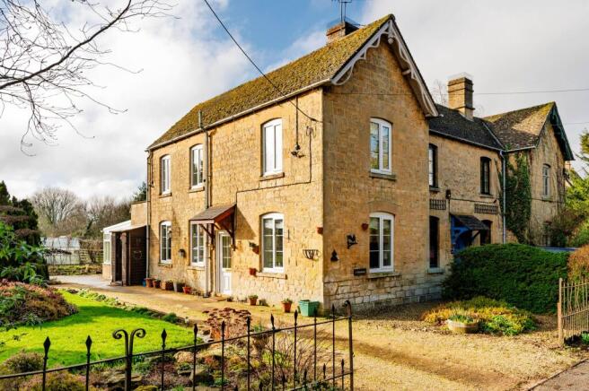 2 bed property, in Newtown, £425,000