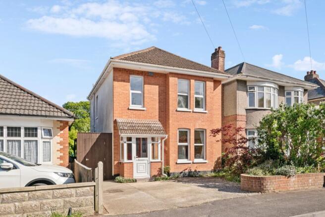 3 bed property, in Redhill Drive, £425,000