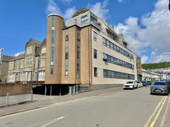 1 bed property, in 154 - 155, £90,000