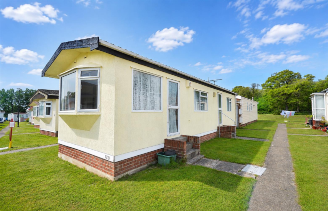 2 bed property, in Meadowview Park, £35,000