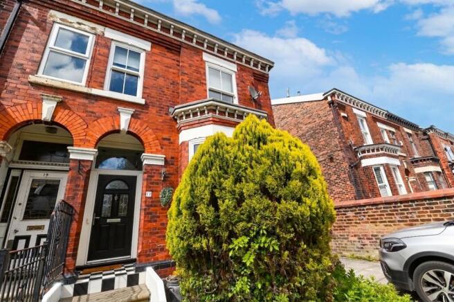 3 bed property, in Worsley Road, £425,000