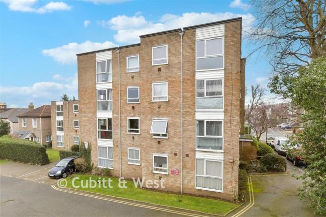 1 bed property, in Hinton Road, £150,000
