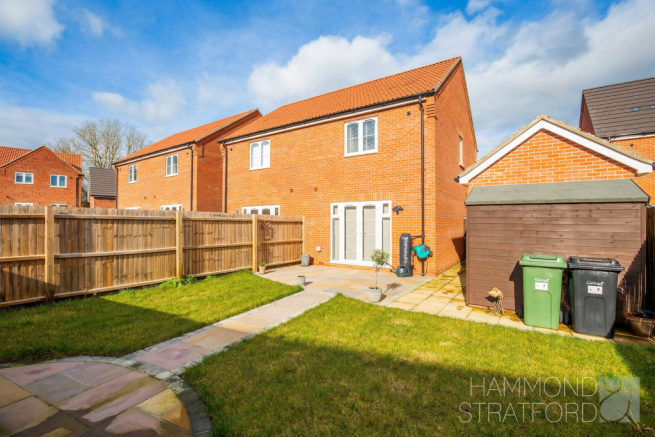2 bed property, in Cushing Close, £245,000