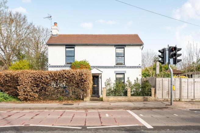 2 bed property, in Yorktown Road, £400,000