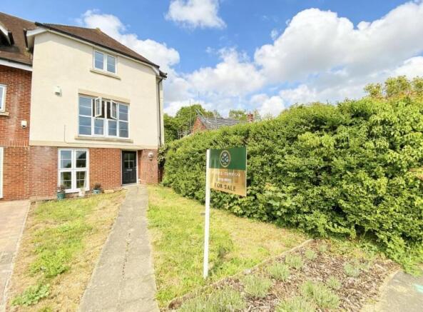 4 bed property, in Oak Tree Drive, £650,000