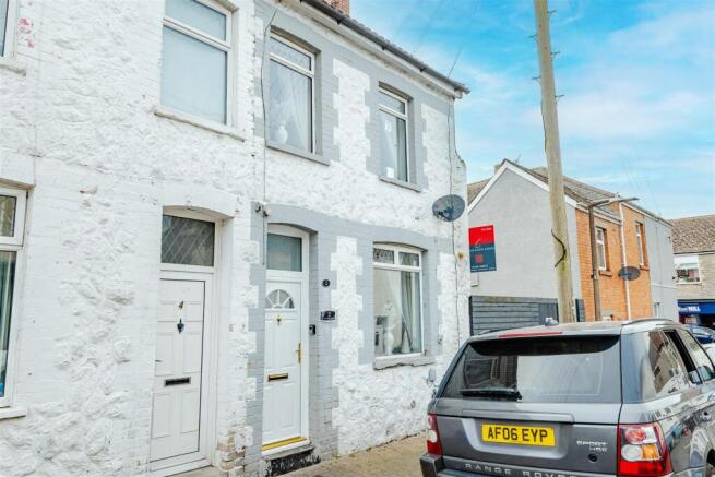 2 bed property, in Llewellyn Street, £160,000