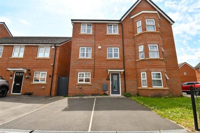 4 bed property, in Plumer Drive, £240,000