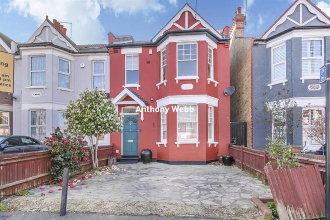 3 bed property, in Hoppers Road, £675,000