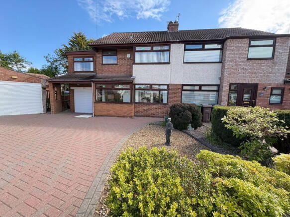 4 bed property, in Hillary Crescent, £290,000