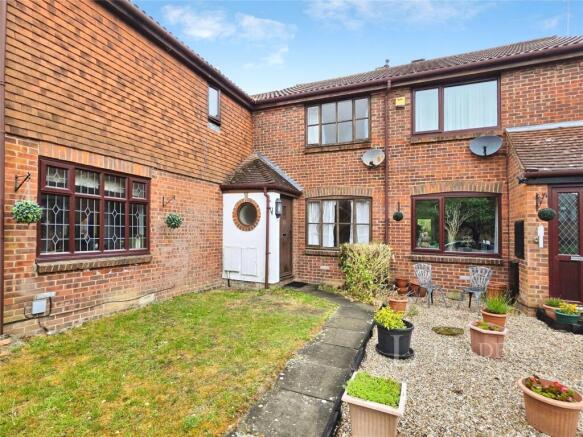 2 bed property, in Larchwood, £335,000